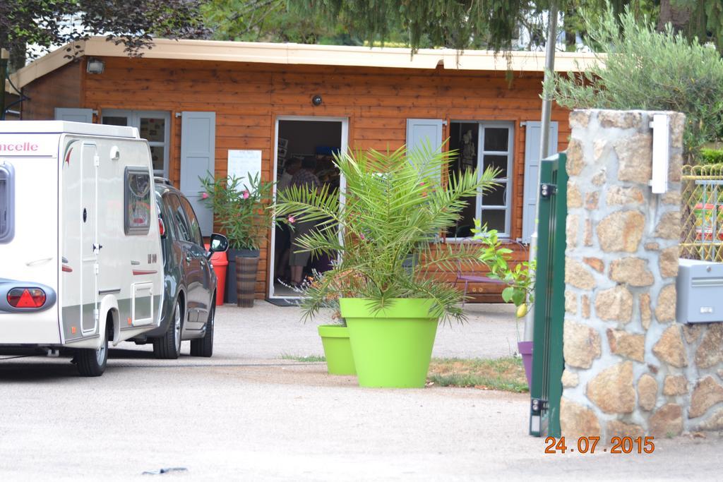 Camping Des Ribieres Конфоланс Екстериор снимка