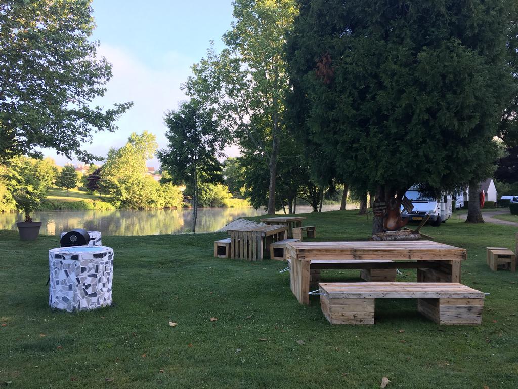 Camping Des Ribieres Конфоланс Екстериор снимка